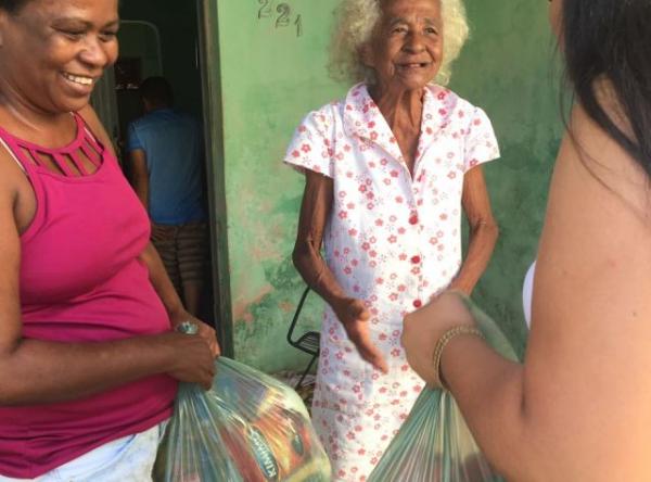 Alunos da Escola Pequeno Príncipe fazem distribuição de cestas básicas em Floriano.(Imagem:EPP)