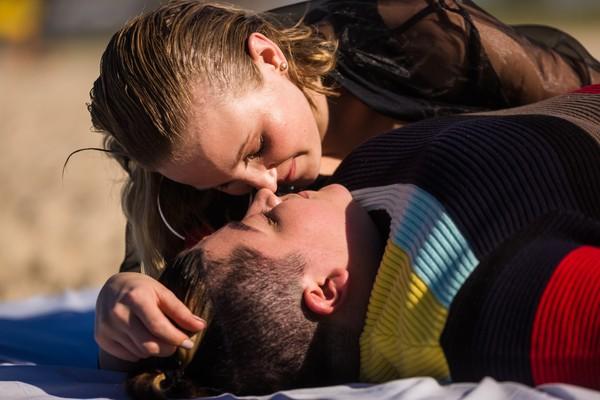 Ana Vilela agradeceu à amiga pela paciência com sua inexperiência com beijo na ficção.(Imagem:Divulgação / Patrick Gomes)