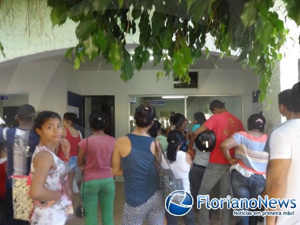 [10:29:19] Elizangela  Arrais: Eleitores pendentes lotaram cartório de Floriano no último dia para alistamento.(Imagem:FlorianoNews)
