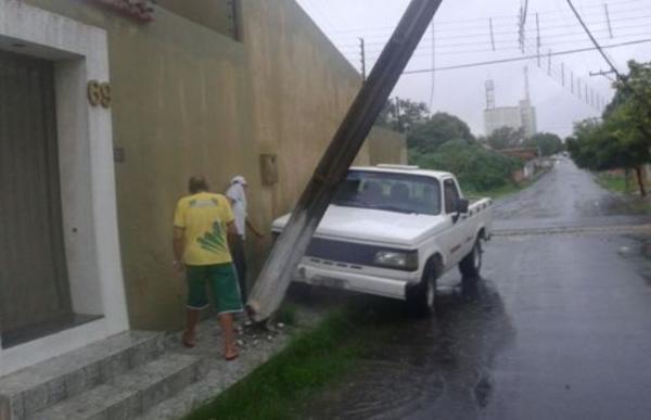 Motorista esquece freio de mão, carro atinge poste e deixa bairros de Floriano sem energia.(Imagem:PiauíNotícias)