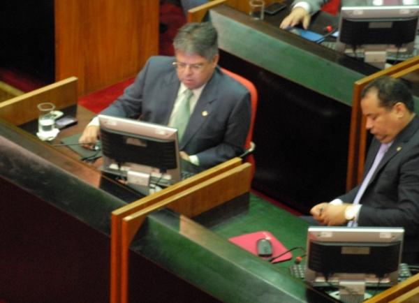 Deputado Estadual Gustavo Neiva e o presidente da ALEPI Themistócles Filho abrem a 18ª Legislatura.(Imagem:Assessoria de Imprensa)