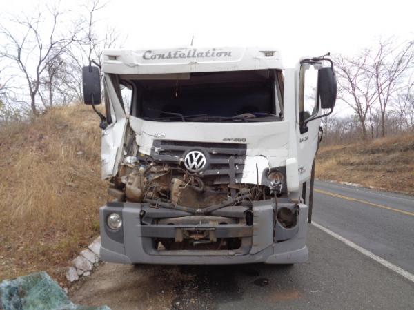 Motorista de caminhão fica ferido em colisão com traseira de carreta na BR-343.(Imagem:FlorianoNews)