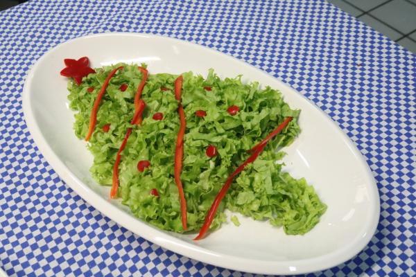 Salada decorada em formato de árvore de Natal.(Imagem:Rafaela Leal /G1 PI)