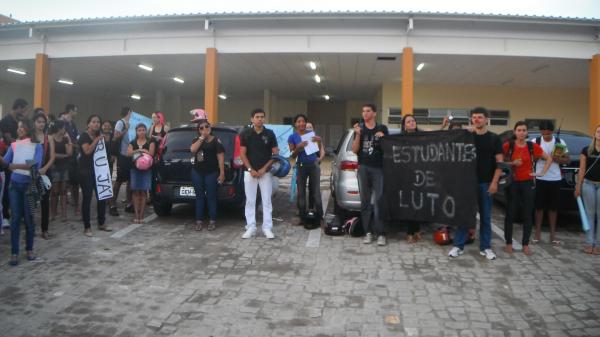 Alunos fazem protesto para cobrar melhorias na UFPI de Floriano.(Imagem:FlorianoNews)