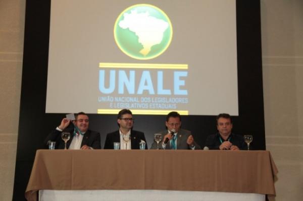 Luciano Nunes é aclamado presidente da Unale(Imagem:Alepi)