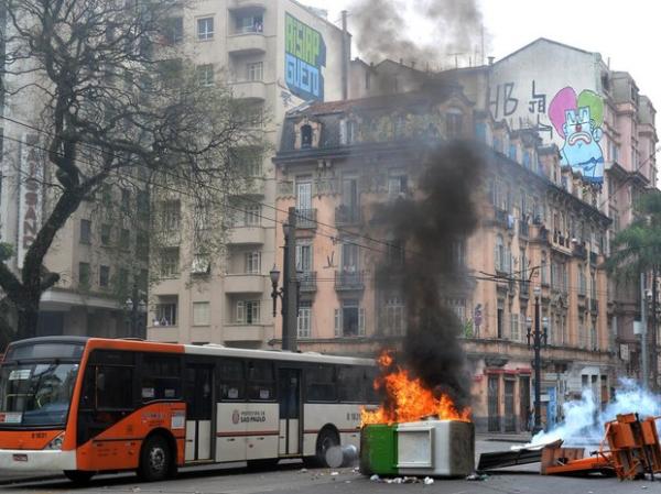 Uma cabine do transporte público é incendiada durante confronto entre polícia e membros do movimento sem teto (MTST) em ação de reintegração de posse.(Imagem:Nelson Almeida/AFP)