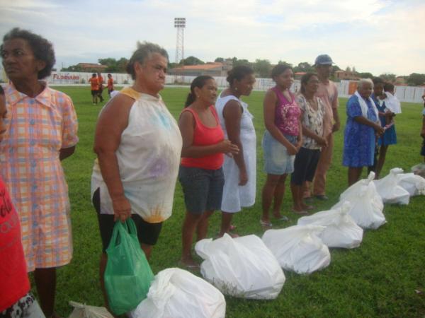 Jogo Beneficente do Amarelinho - Entrega de cestas(Imagem:redaçao)