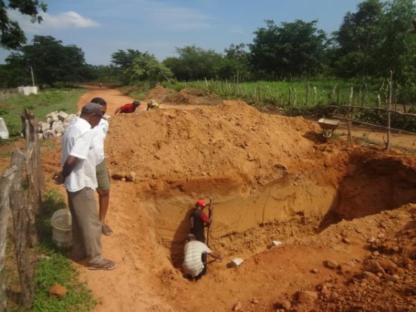 Criadores estão construindo um mata-burro.(Imagem:FlorianoNews)