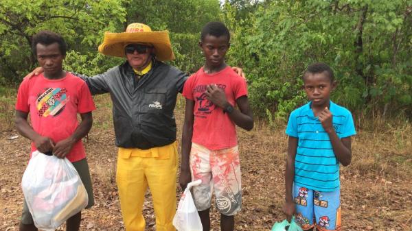 Projeto Amarelinho realiza doação de roupas e alimentos a moradores da zona rural de Floriano(Imagem:FlorianoNews)