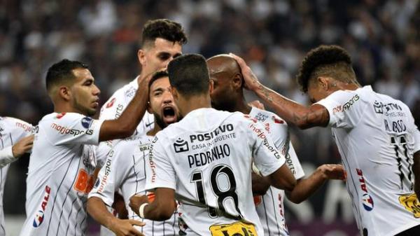 Jogadores do Corinthians comemoram gol de Clayson.(Imagem:Marcos Ribolli)