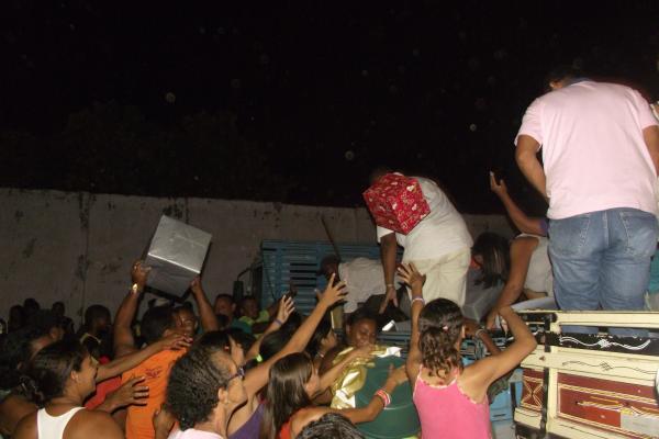 Confusão na entrega de doações da Campanha Natal sem Fome em Floriano. (Imagem:FlorianoNews)