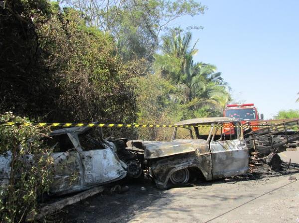 Vítimas morrem carbonizadas durante colisão entre veículos na PI-112.(Imagem:Gilcilene Araújo/G1)