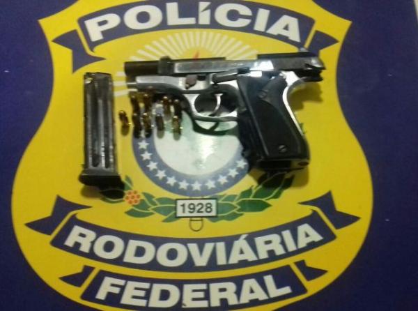 PRF prende condutor por porte ilegal de arma em Teresina.(Imagem:PRF)