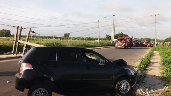 Motorista perde controle, derruba poste e interdita via.(Imagem:Corpo de Bombeiros)