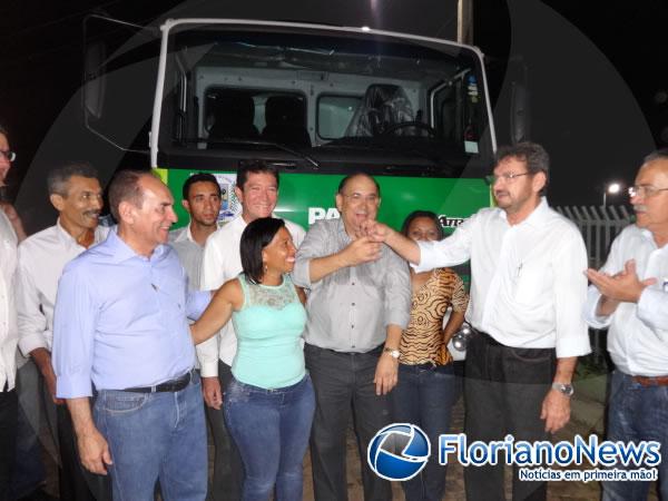 Entrega de um carro-pipa para a Prefeitura.(Imagem:FlorianoNews)