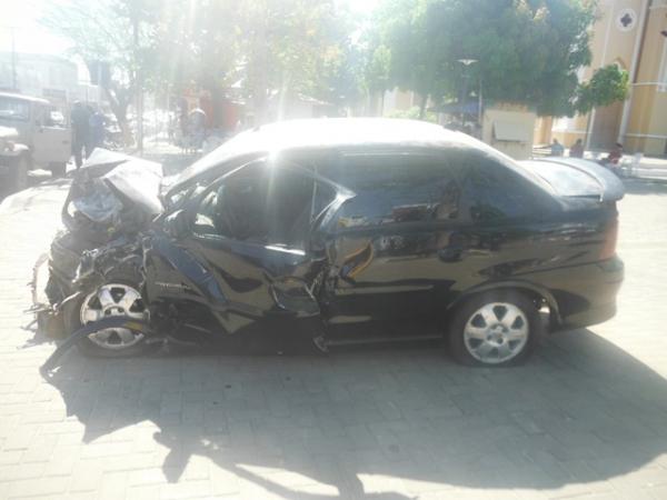 Exposição de carros batidos visa conscientizar motoristas em Floriano.(Imagem:FlorianoNews)