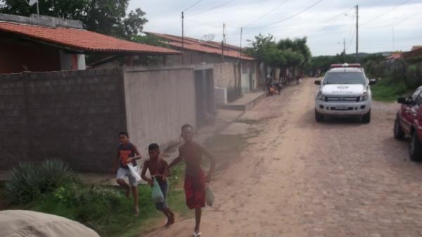 Papai Noel do Projeto Amarelinho distribui bombons às crianças de Floriano e Barão de Grajaú.(Imagem:FlorianoNews)