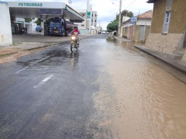 Vazamento de água está causando transtornos em ruas de Floriano.(Imagem:FlorianoNews)