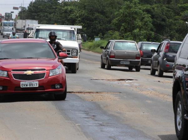 Na BR-316, motoristas reclamam de congestionamento e inúmeros buracos.(Imagem:Fernando Brito/G1)