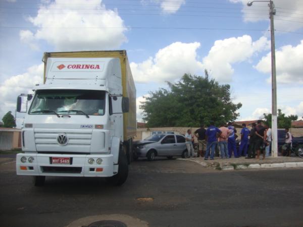 Acidente ocorrido na Av Dirceu Arcoverde.(Imagem:FlorianoNews)