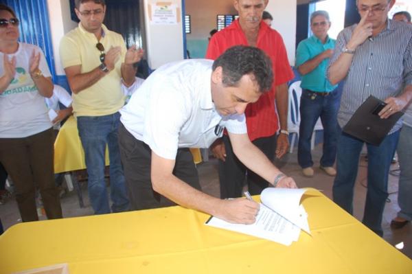 Prefeito Gilberto Júnior lança Pedra Fundamental da Praça do Povoado Amolar.(Imagem:Waldemir Miranda)