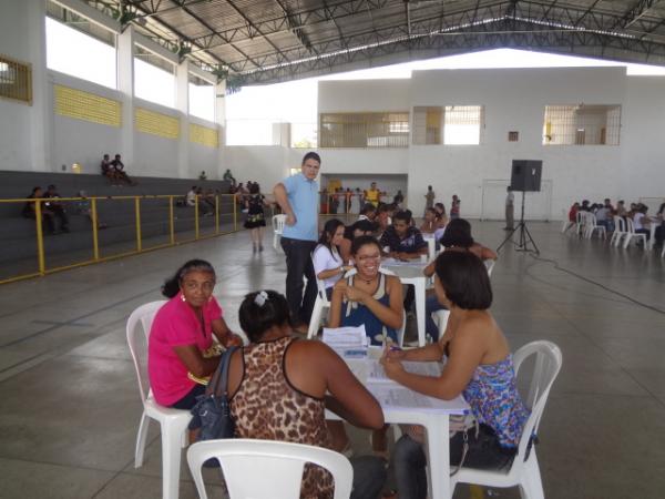 Famílias contempladas do ?Minha Casa Minha Vida? assinam contratos com a CEF.(Imagem:FlorianoNews)