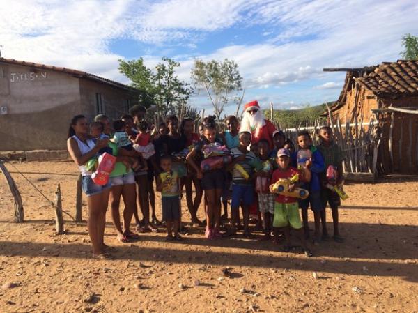 Piauiense durante distribuição de brinquedos na zona rural.(Imagem:Arquivo Pessoal/Leivan Dias)