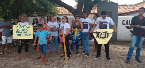 Familiares e amigos de Ackson realizam manifestação em Floriano(Imagem:FlorianoNews)