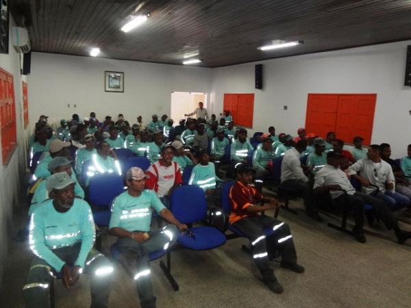 Reunião com equipe de limpeza urbana discutiu normas de segurança.(Imagem:FlorianoNews)