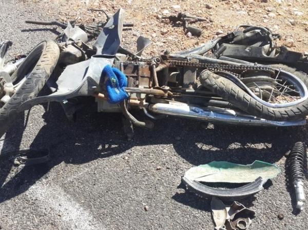 Motocicleta ficou totalmente destruída.(Imagem:Polícia Militar/Divilgação)