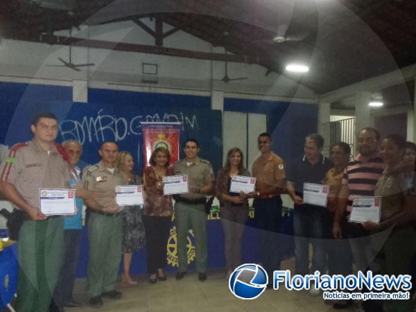 Rotary Club de Floriano Médio Paranaíba presta homenagem no Dia do Soldado.(Imagem:FlorianoNews)