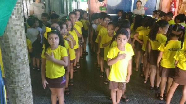 Escola Pequeno Príncipe inicia semana da pátria com hasteamento da bandeira.(Imagem:EPP)