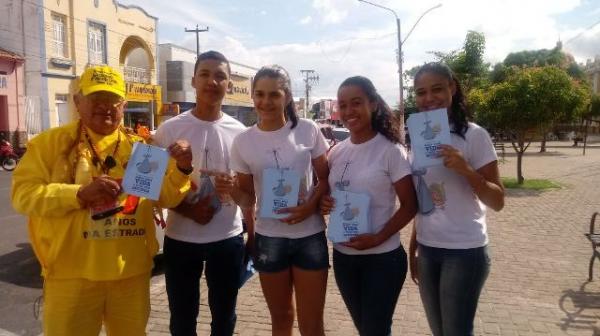 Estudantes de Floriano realizam blitz de conscientização sobre adoção de crianças.(Imagem:FlorianoNews)