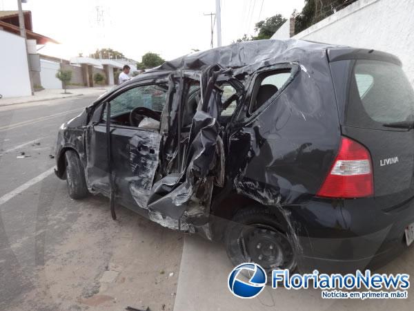 Motorista que disputava racha bate carro e derruba poste em Floriano.(Imagem:FlorianoNews)