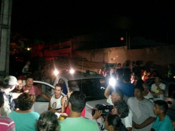 Moradores de residencial em Teresina reclamam da falta de energia.(Imagem:Jailson Rodrigues)