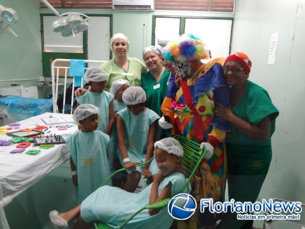 Palhaço Carrapeta leva alegria as crianças do Hospital Regional Tibério Nunes.(Imagem:FlorianoNews)