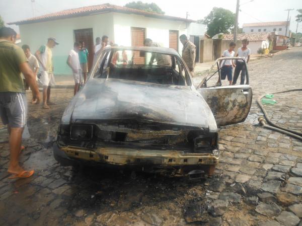 Veículo totalmente destruído.(Imagem:FlorianoNews)