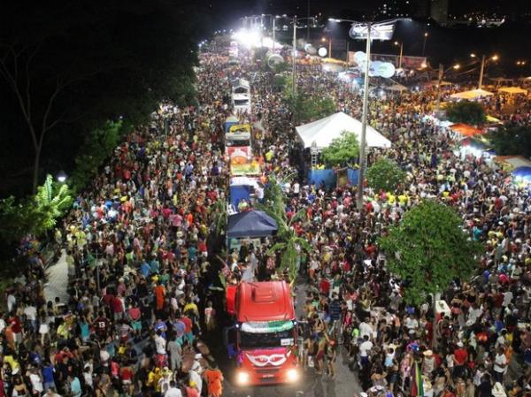 Multidão lota Avenida.Raul Lopes durante o Corso de Teresina 2015.(Imagem:Catarina Costa/G1)