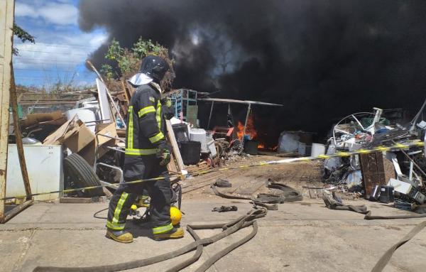 Incêndio atinge sucata na Zona Sul de Teresina.(Imagem:Gilcilene Araújo/G1)