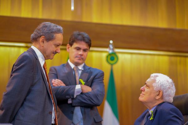 Wilson Brandão e Flávio Júnior conversando com o presidente da Alepi, Themístocles Filho.(Imagem:Thiago Amaral/Ascom Alepi)