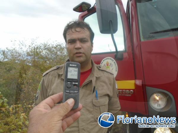 Veículo com duas pessoas capota e pega fogo em Floriano.(Imagem:FlorianoNews)