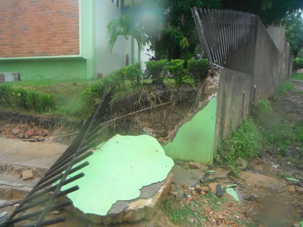 Chuva derruba muro da 10ª Regional de Saúde de Floriano.(Imagem:FlorianoNews)