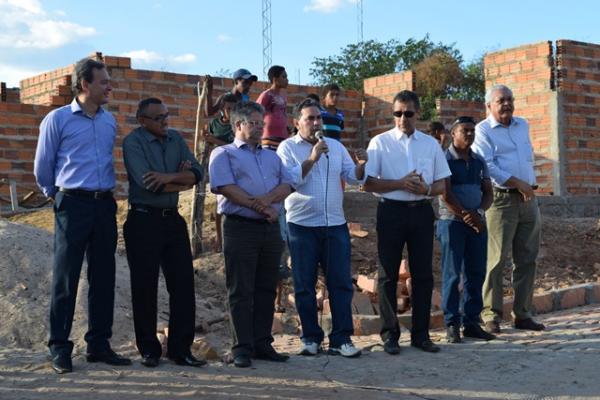 Prefeito Gilberto Júnior entrega obras de pavimentação em 5 bairros.(Imagem:Waldemir Miranda)