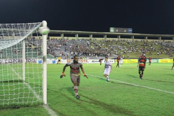 Goleiro teve muito trabalho para tentar conter as investidas do ataque do Galo.(Imagem:Antônio Fontes/GloboEsporte.com)