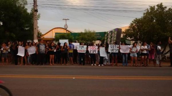 Manifestantes realizam o enterro simbólico da Uespi em Floriano.(Imagem:FlorianoNews)