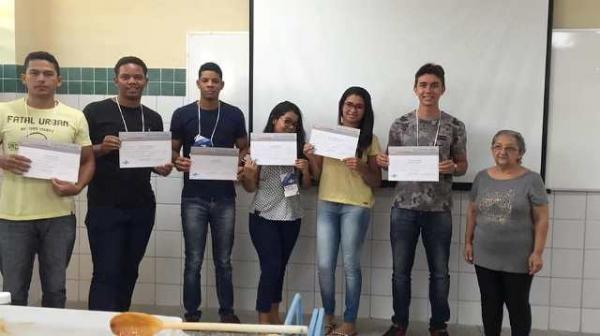 Acadêmicos da FAESF participam de curso sobre produção de sabonetes na UFPI.(Imagem:FAESF )