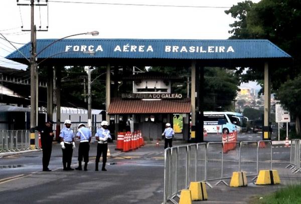Ônibus da Seleção espera pelo jogadores na base aérea do Galeão.(Imagem:Marcelo Baltar)