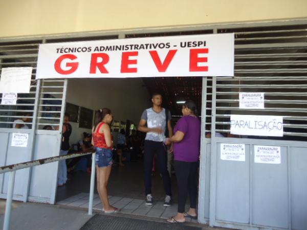 Primeiro dia de greve dos técnicos administrativos da UESPI é marcado por filas em Floriano.(Imagem:FlorianoNews)