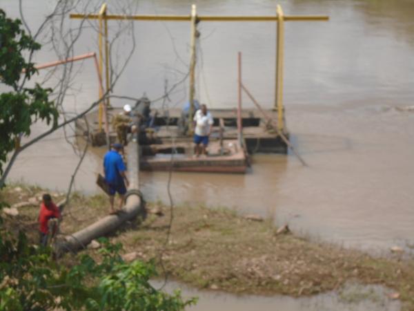 Substituição de bomba de captação afeta abastecimento de água em Floriano.(Imagem:FlorianoNews)