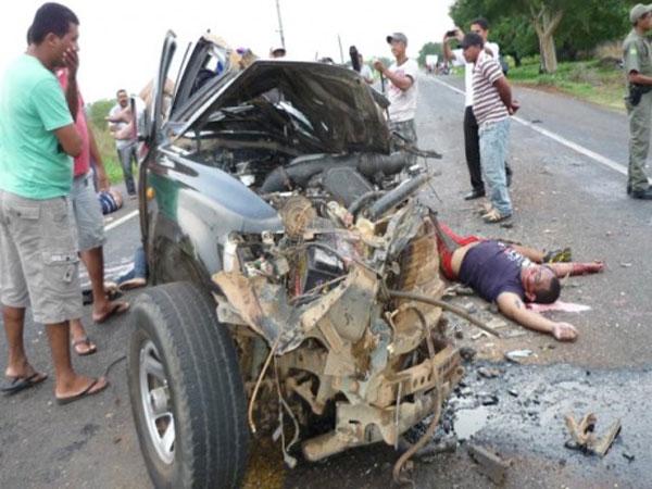 Colisão entre ônibus e Hilux deixa sete mortos(Imagem:Divulgação)